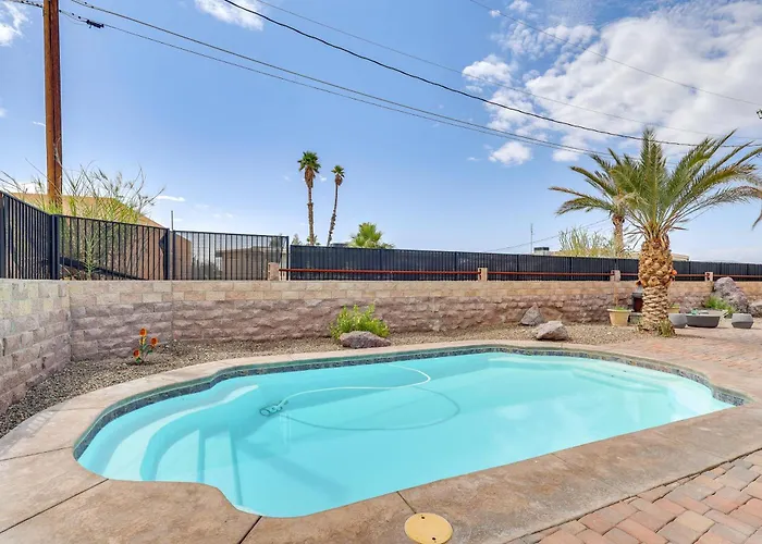 Poolside Relaxation: Group-friendly In Havasu Lake Havasu City