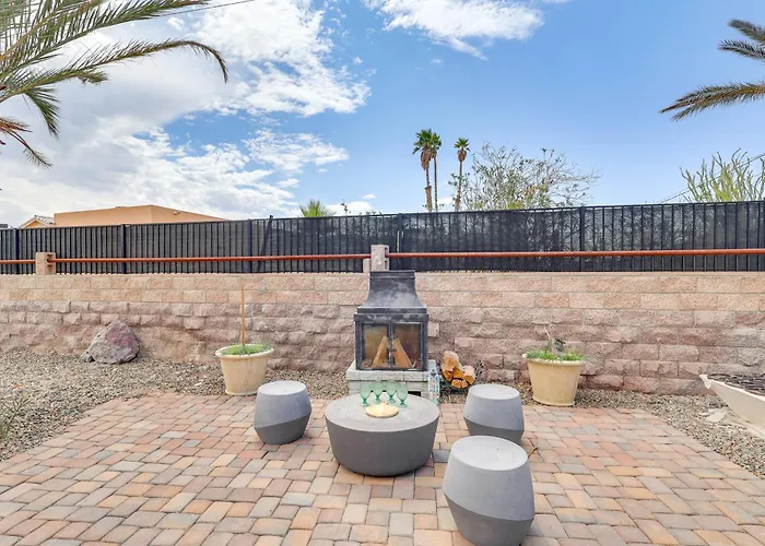 Poolside Relaxation: Group-friendly In Havasu Ferienhaus