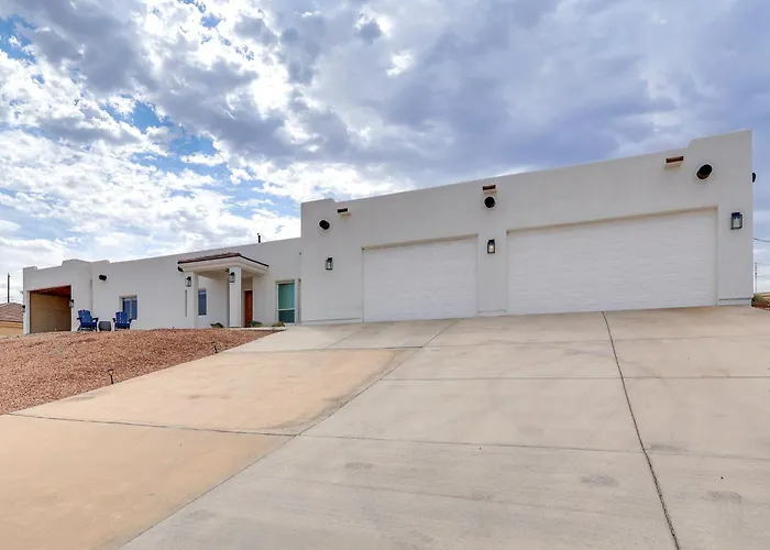 Poolside Relaxation: Group-friendly In Havasu