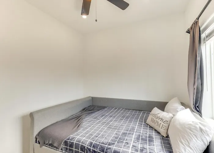 Ferienhaus Poolside Relaxation: Group-friendly In Havasu