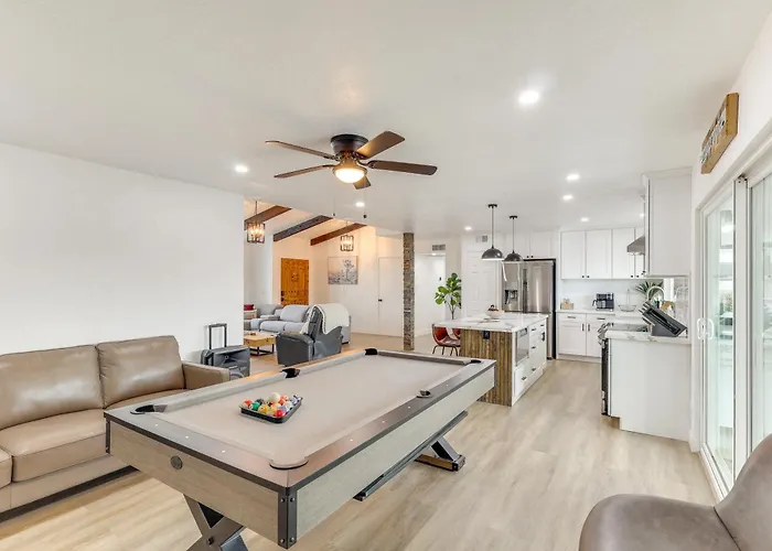 Poolside Relaxation: Group-friendly In Havasu Ferienhaus *