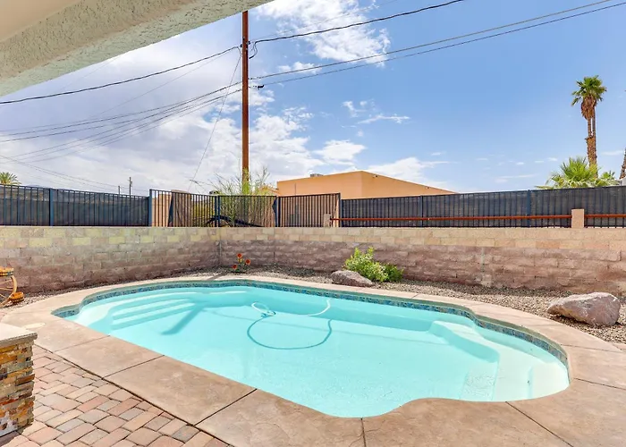 Poolside Relaxation: Group-friendly In Havasu
