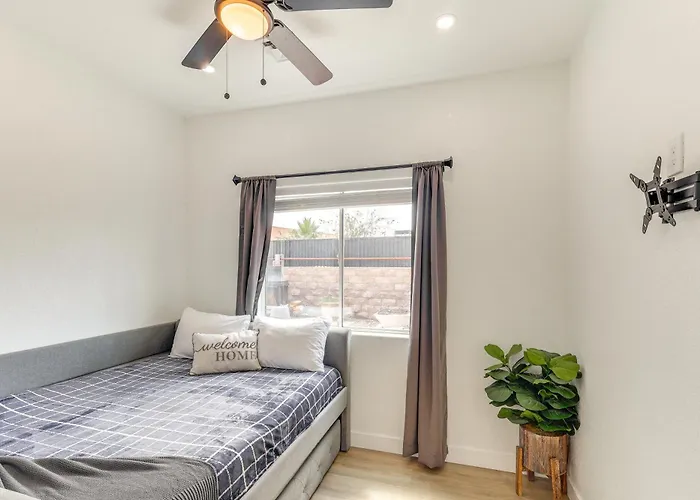 Poolside Relaxation: Group-friendly In Havasu Ferienhaus *
