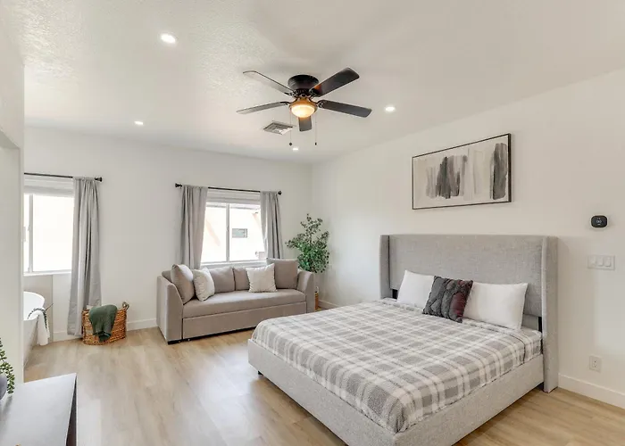 Poolside Relaxation: Group-friendly In Havasu Lake Havasu City