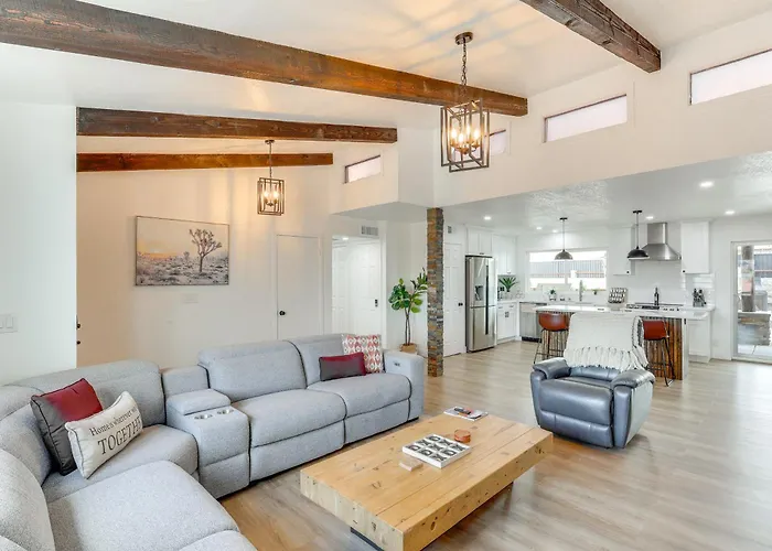 Poolside Relaxation: Group-friendly In Havasu Ferienhaus