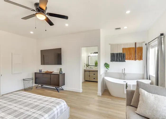 Poolside Relaxation: Group-friendly In Havasu Ferienhaus *
