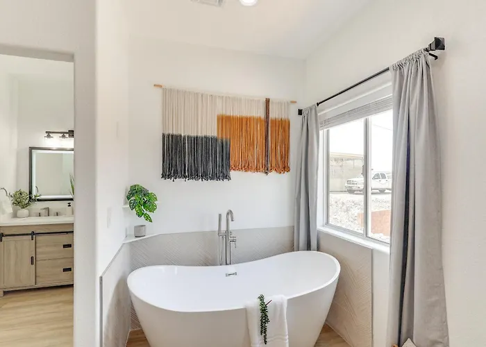 Poolside Relaxation: Group-friendly In Havasu Ferienhaus Lake Havasu City
